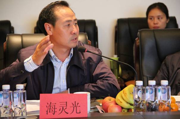 海南省內(nèi)蒙古商會(huì)會(huì)長(zhǎng)、內(nèi)蒙古農(nóng)牧業(yè)產(chǎn)業(yè)化龍頭企業(yè)協(xié)會(huì)海南辦事處主任海靈光介紹對(duì)接情況.JPG